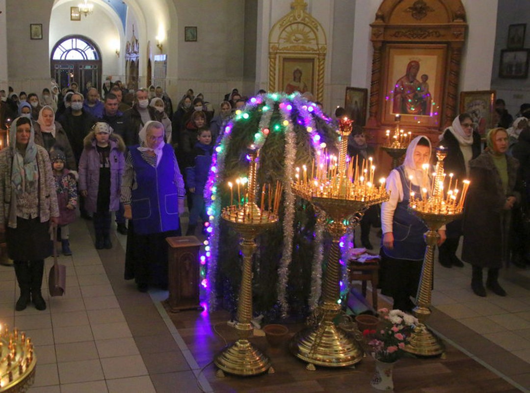 Богослужения проходят в Свято-Тихоновском храме города Ганцевичи на Рождество и другие праздники.