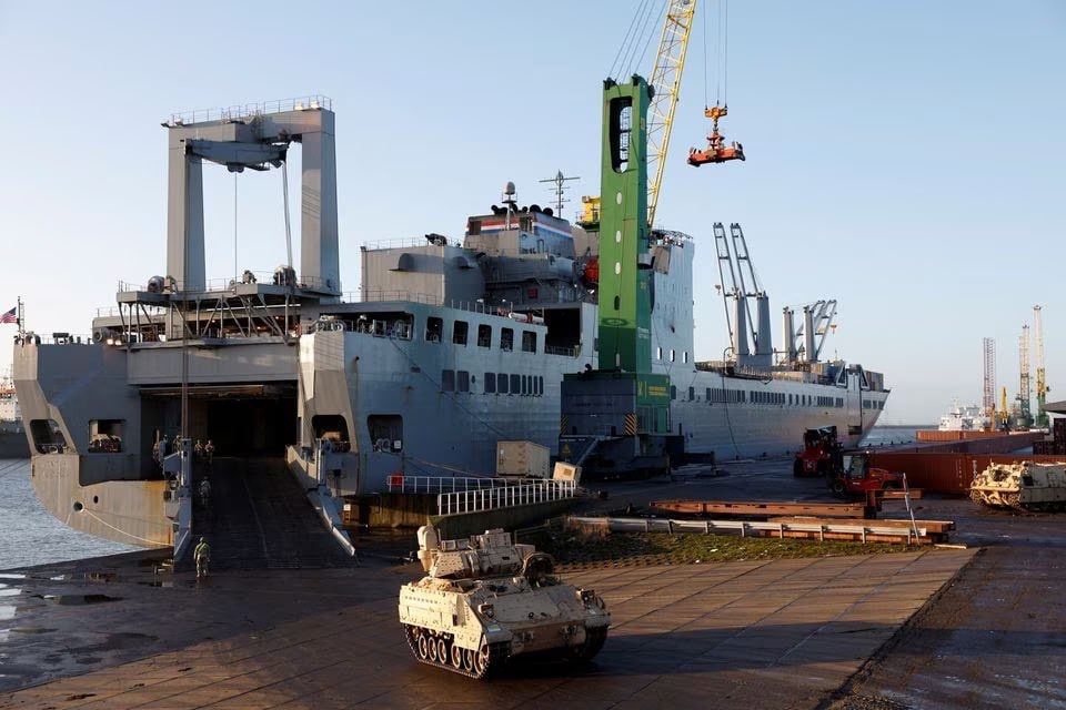 Выгрузка БМП «Bradley» в порту в Нидерландах 11 января 2023