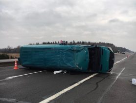 На трассе М1 около Ивацевичей перевернулся микроавтобус