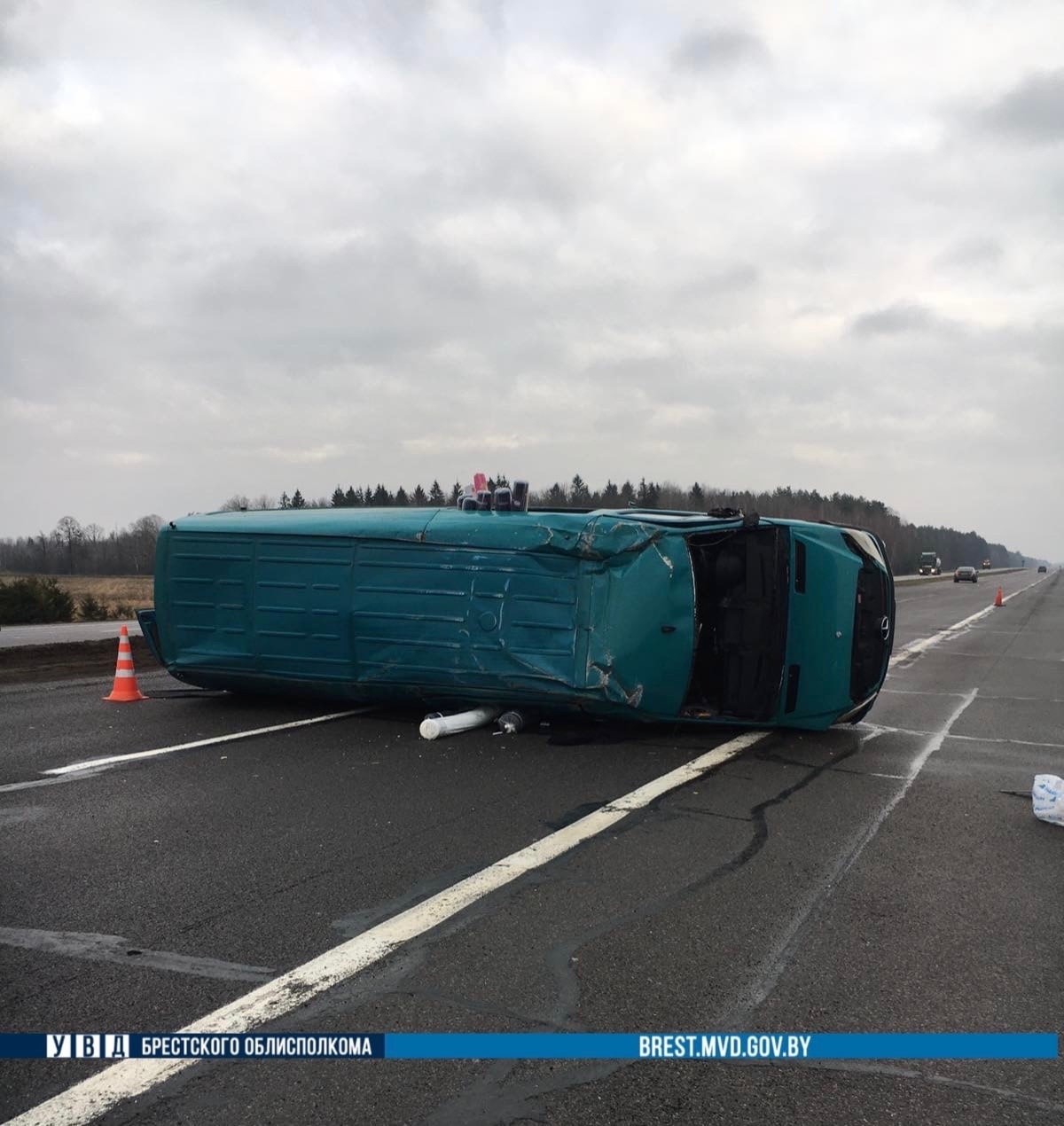 На трассе М1 около Ивацевичей перевернулся автомобиль.