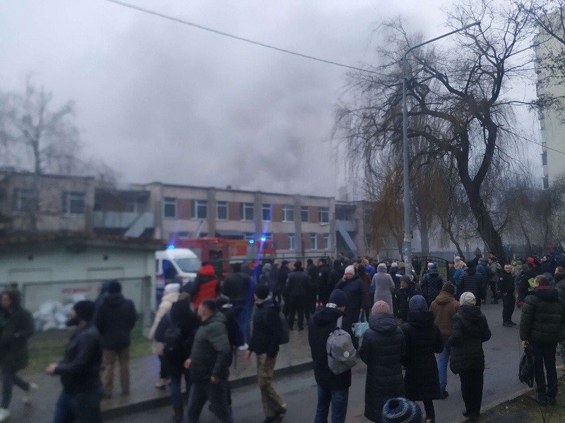 Люди собрались у детского сада