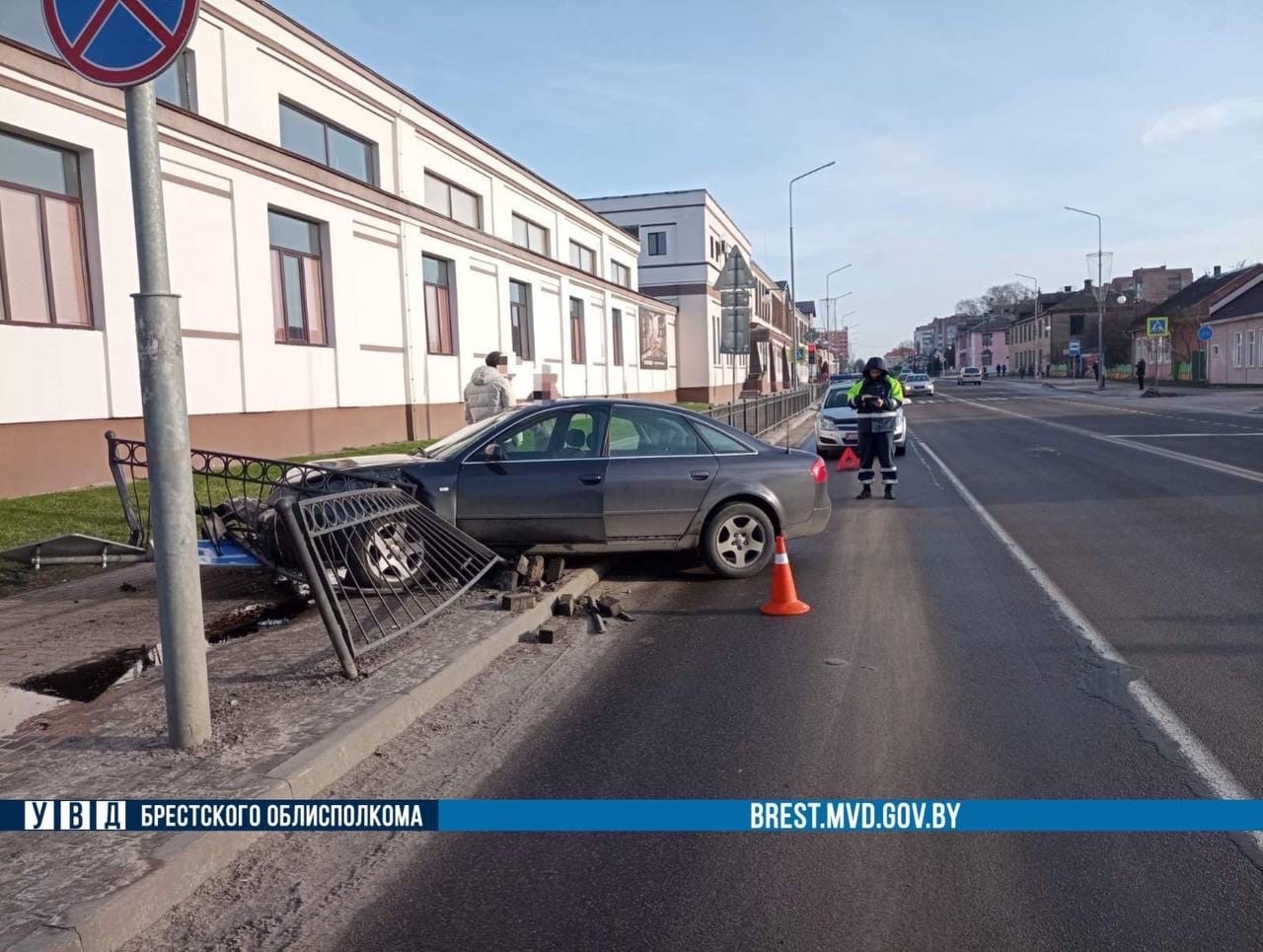 Бесправник разогнался на «Audi» и врезался в ограждение в Пинске

