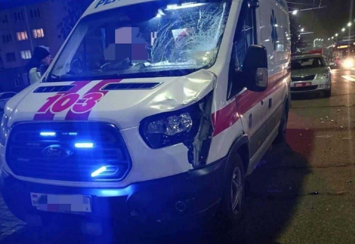 Повреждения на авто скорой помощи после ДТП