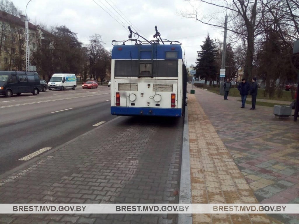 Мужчина упал под троллейбус в Бресте, 