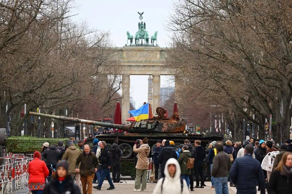 Подбитый российский танк в Берлине