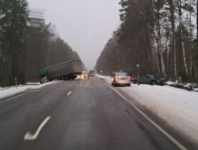 Легковушка врезалась в фуру в Барановичском районе, а дрогичинец попал в аварию с животным
