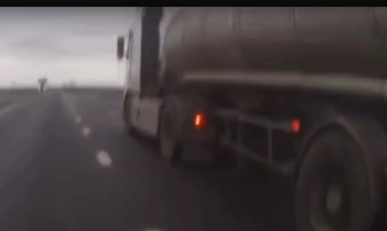 Пьяный водитель автоцистерны вилял по трассе М-10 в Пинском районе