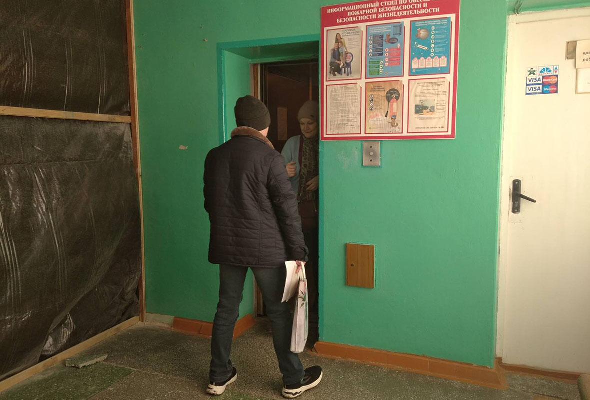 Пока посетители райполиклиники пользуются старым лифтом.
