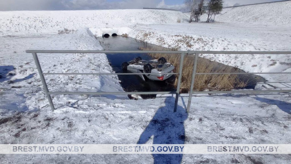 Автомобиль съехал в канаву около Бреста: водитель погиб