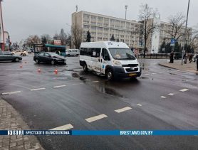 В центре Бреста не поделили дорогу маршрутка и легковой автомобиль