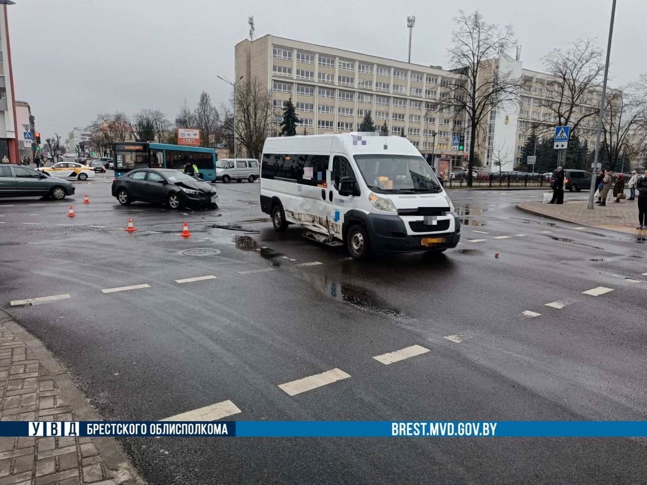 В центре Бресте не поделили дорогу маршрутка и легковой автомобиль