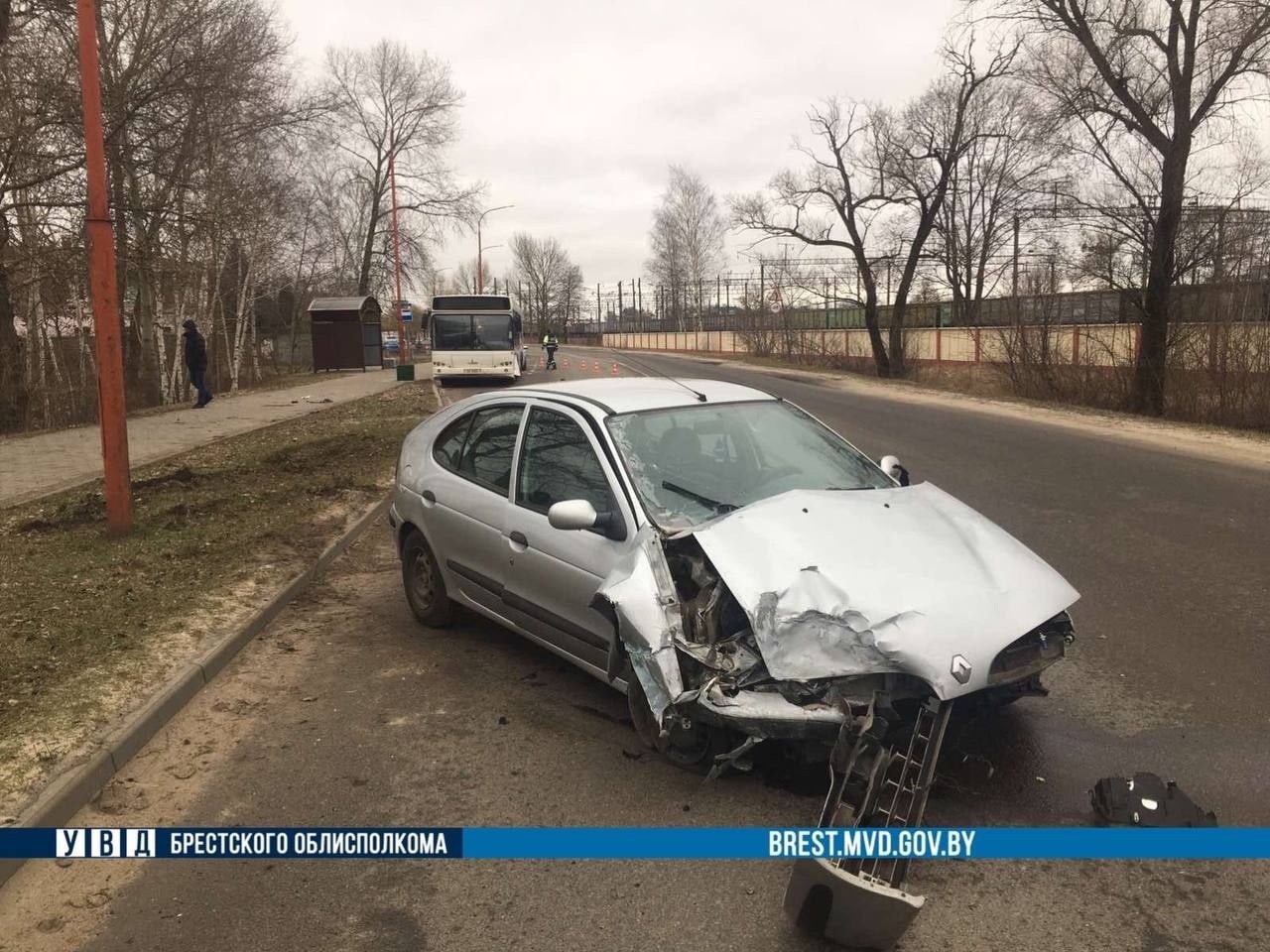 Юный бесправник врезался в Бресте в автобус