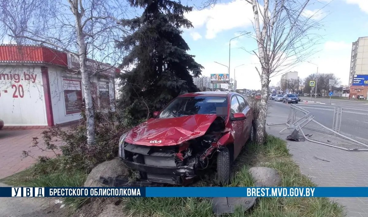 Пьяный водитель устроил аварию в Бресте: пострадала не только машина