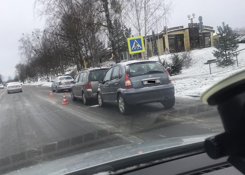 В Барановичах одна легковушка догнала вторую
