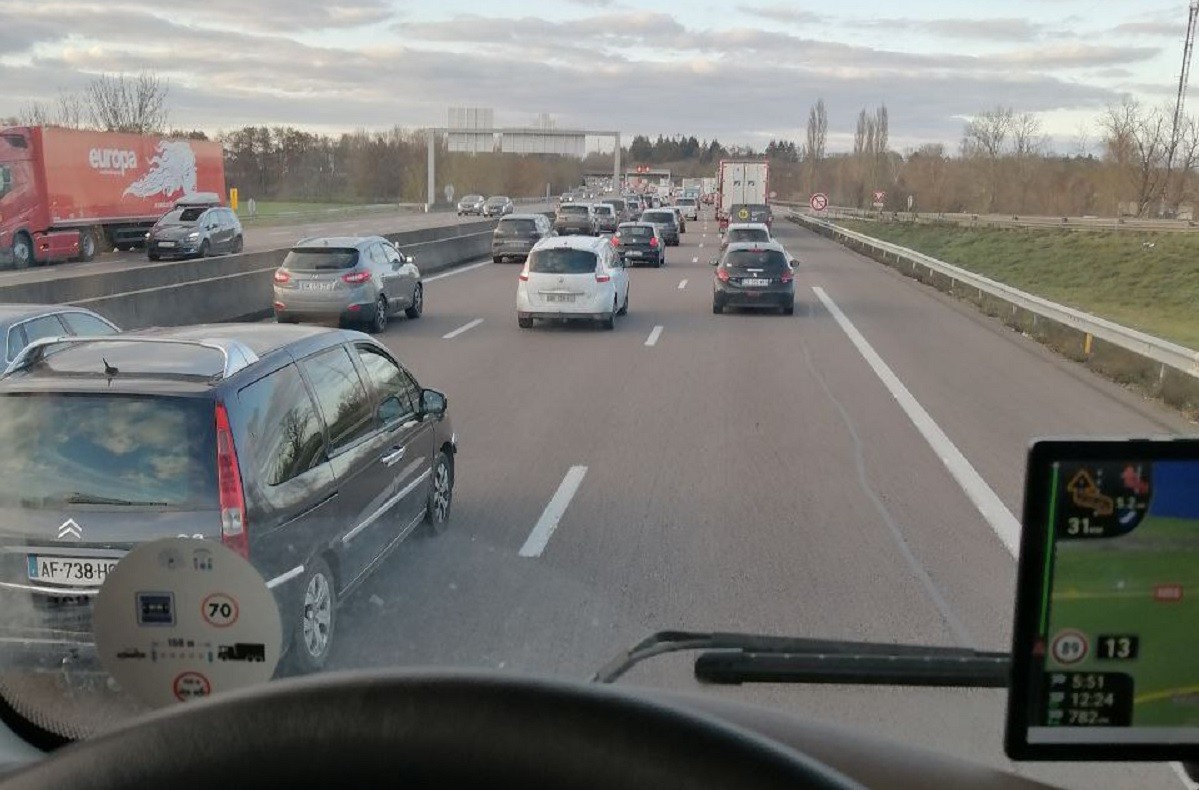 Плотное движение на дороге в Испании