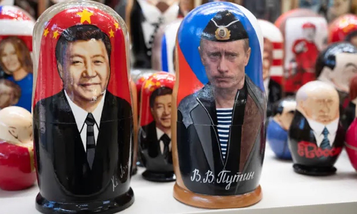 Путин и Си. Сувениры в магазине в Москве