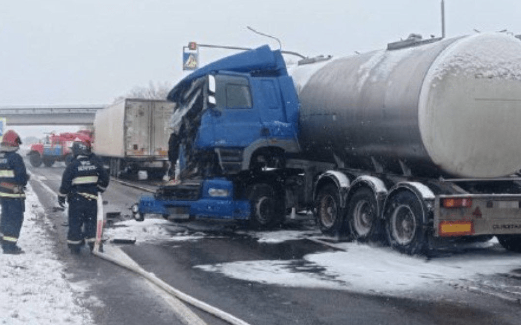 На трассе М1 возле Бреста столкнулись фура и автоцистерна