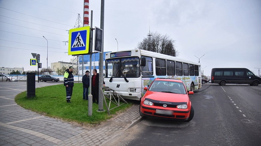 Автобус с пассажирами попал в аварию в Барановичах