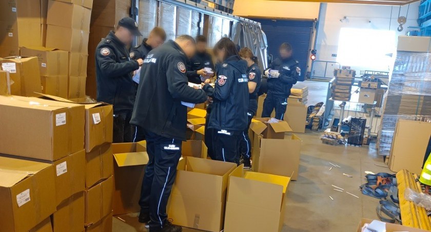 В фуре, ехавшей из Беларуси в Польшу, вместо трубочек для коктейлей нашли сигареты