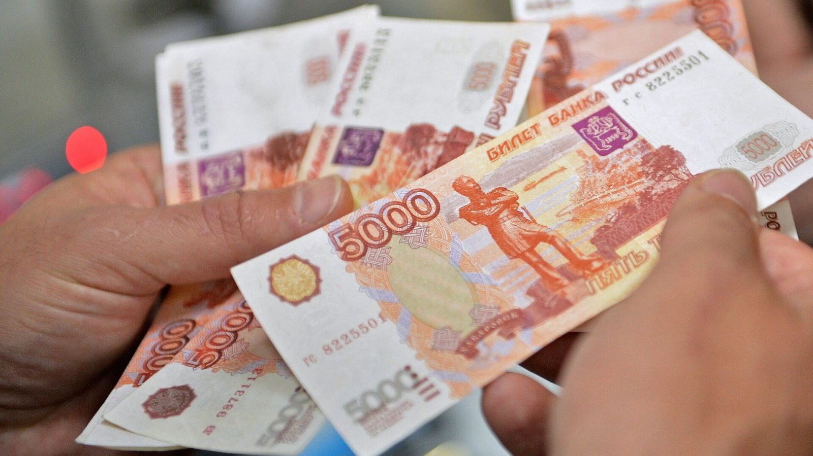 Из всех основных валют дешевеет в Беларуси только российский рубль