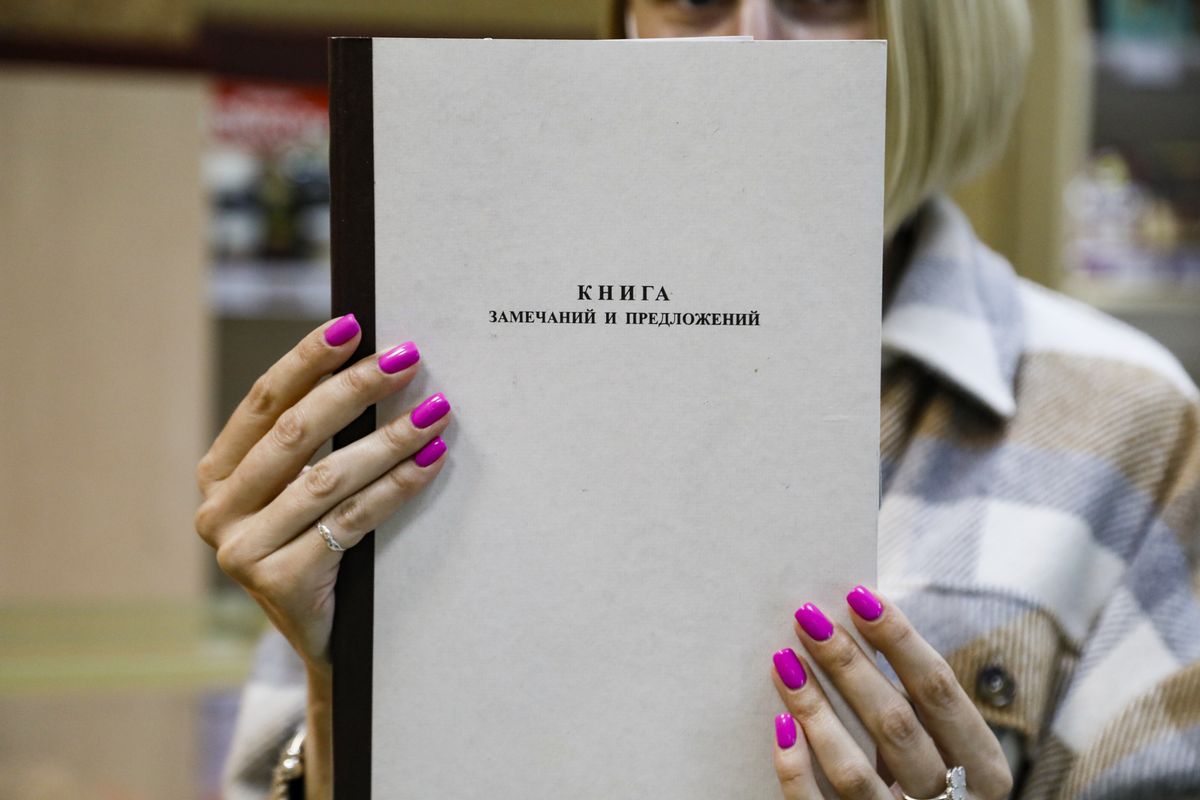 Мужчина порвал книгу жалоб в кафе: не понравилась музыка