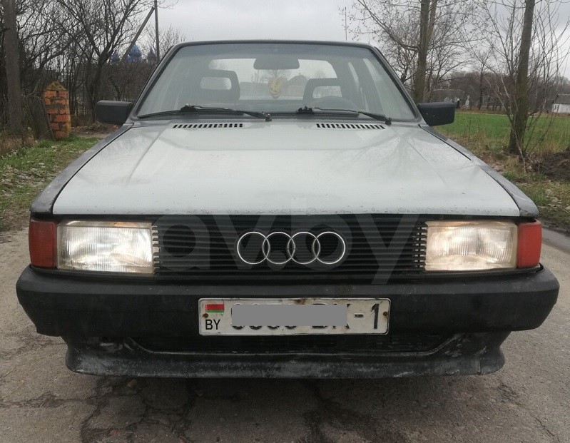 Старая Audi 80 B2