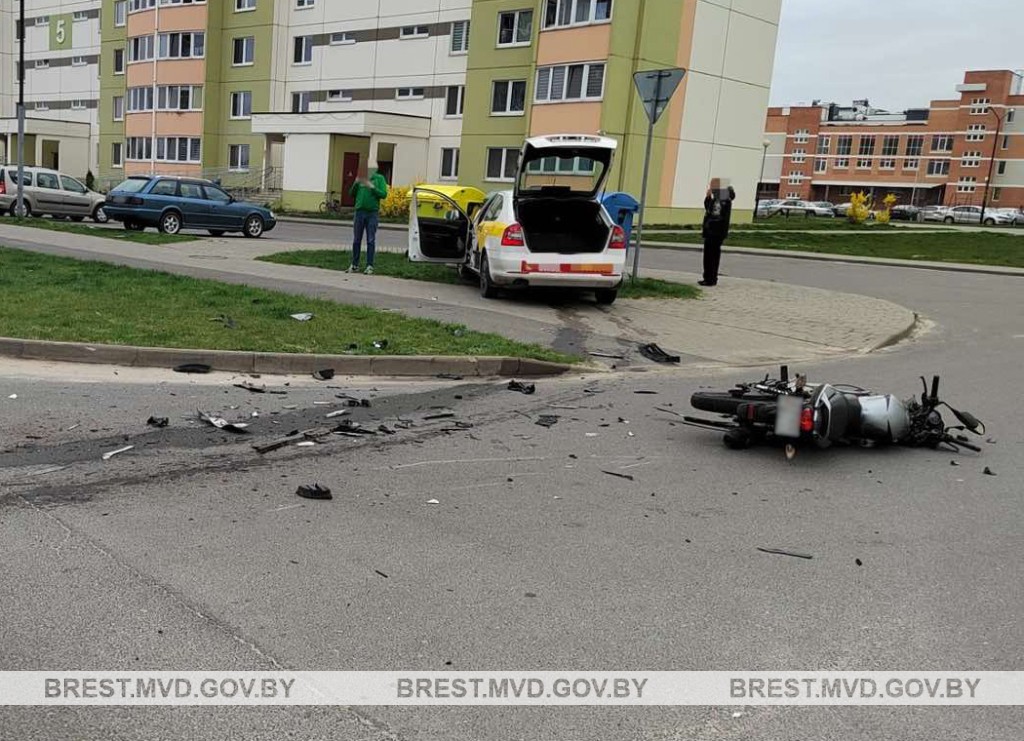 Юный мотоциклист столкнулся с автомобилем такси в Бресте