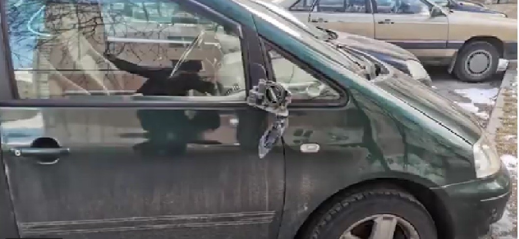 После ссоры с девушкой юноша выместил свою злость на чужих автомобилях

