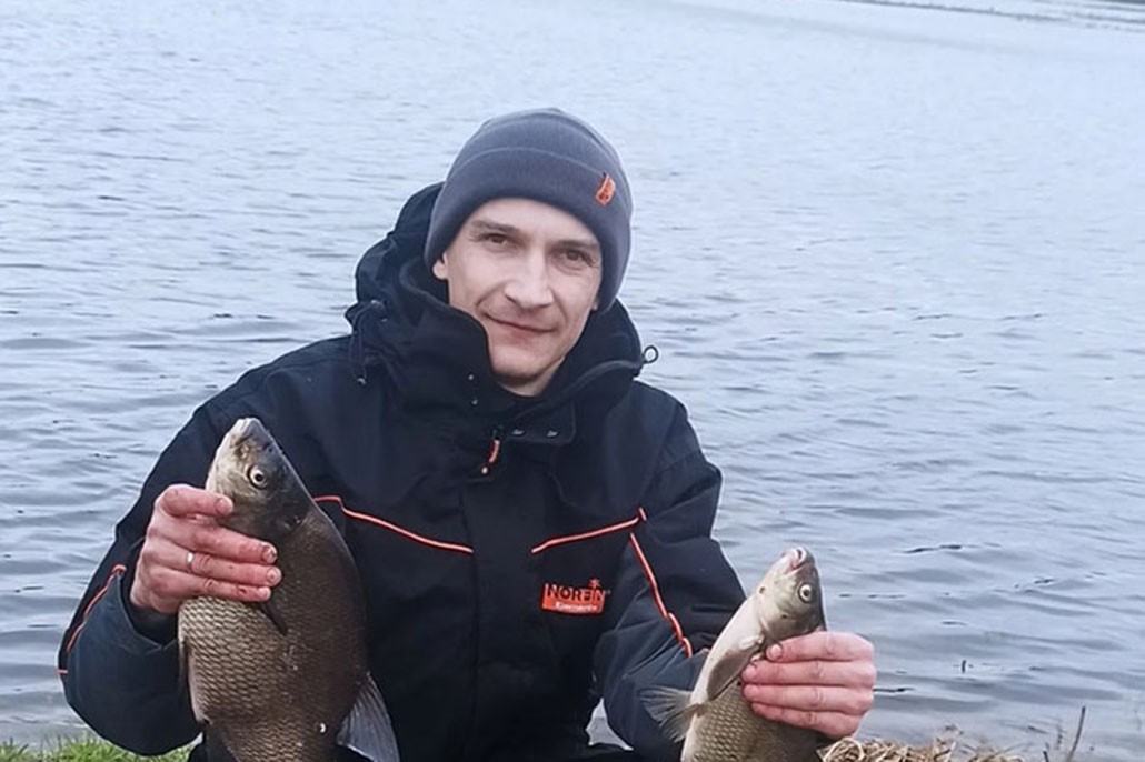 Рыбак из Минска Павел Богдан выловил крупный лещей и отпустил.