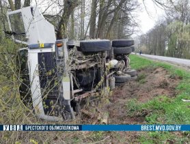 Грузовик выехал на обочину и опрокинулся на дороге в Брестской области