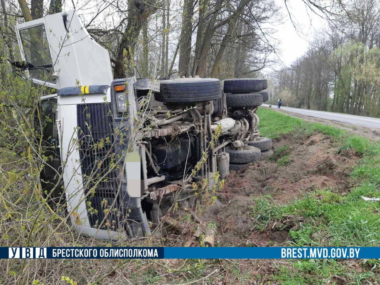 Грузовик выехал на обочину и опрокинулся на дороге в Брестской области