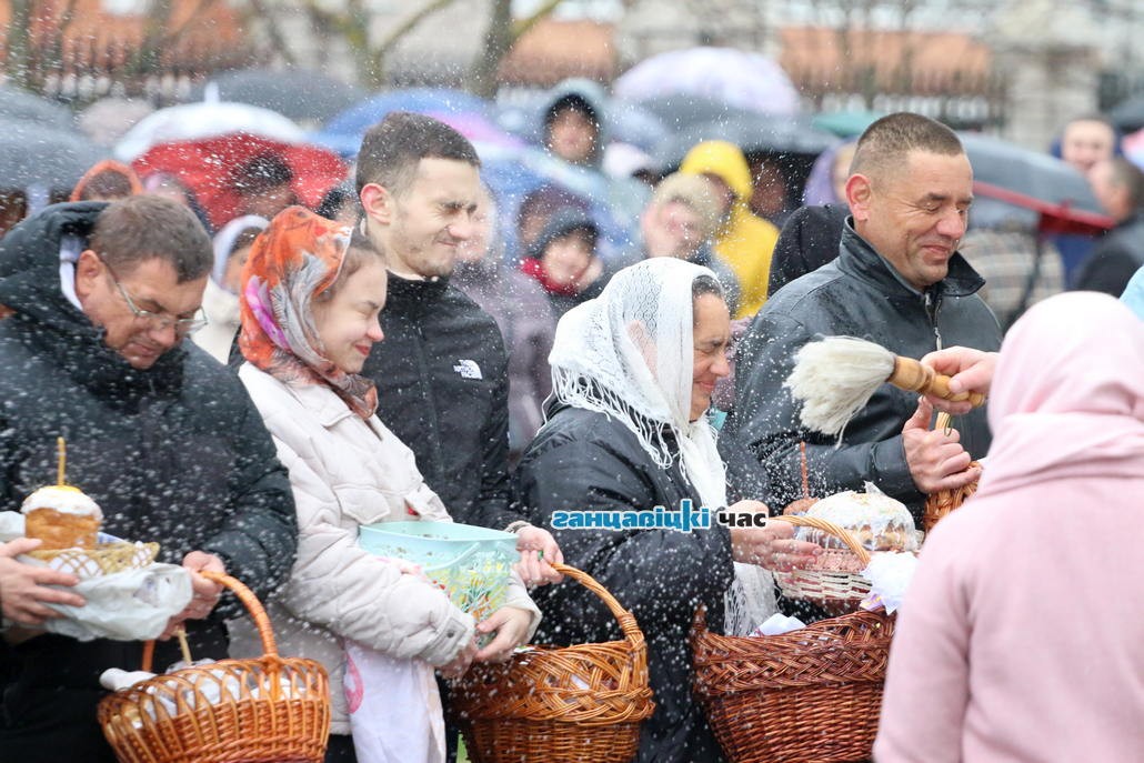 Великая суббота перед Пасхой: православные христиане освящают куличи и яйца