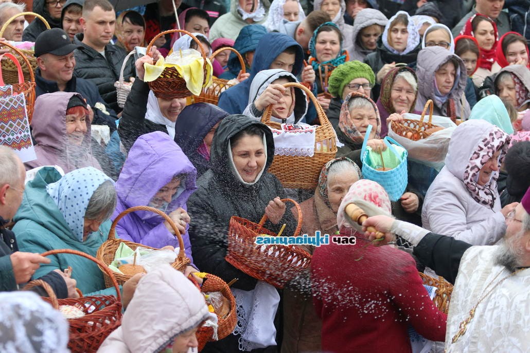 Великая суббота перед Пасхой: православные христиане освящают куличи и яйца / фото: Сергей Багров
