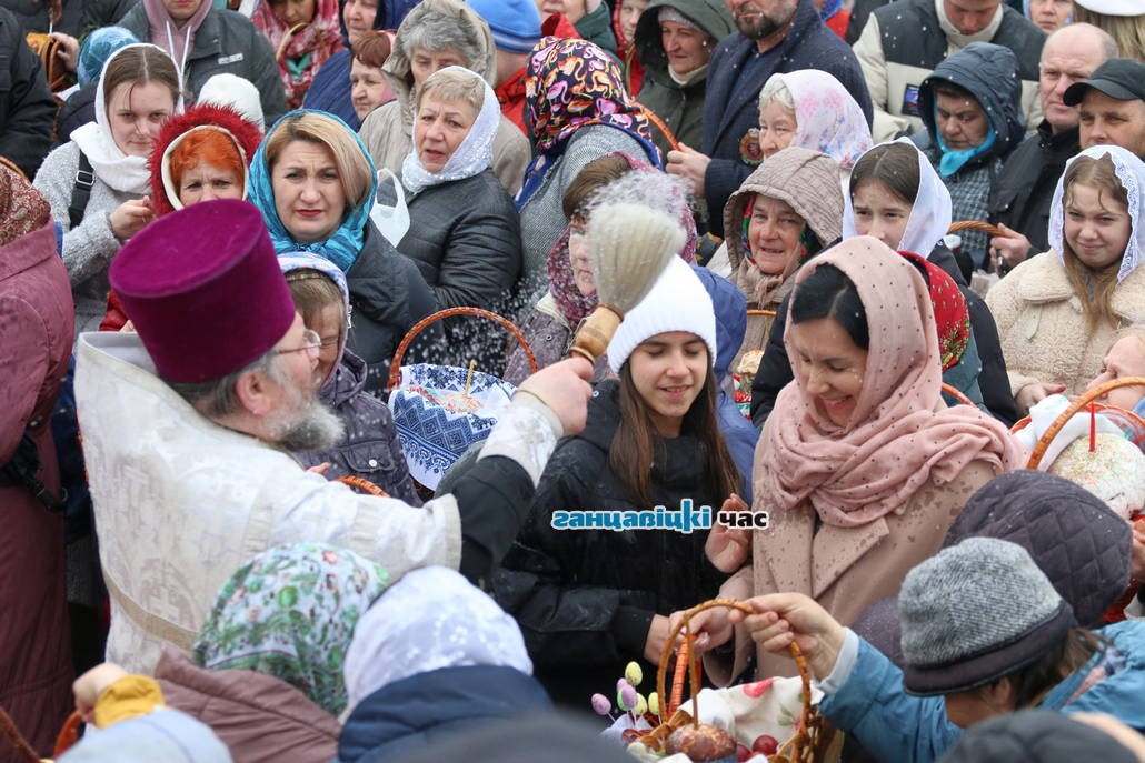Великая суббота перед Пасхой: православные христиане освящают куличи и яйца / фото: Сергей Багров