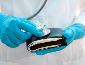 Сколько зарабатывают врачи в Беларуси и за рубежом