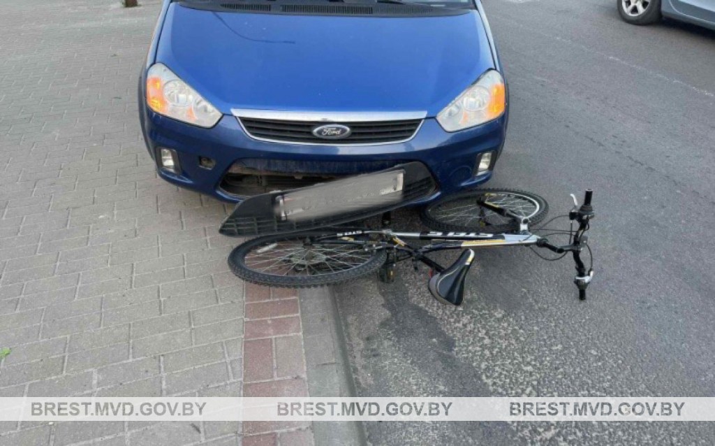 Юный велосипедист попал под колеса автомобиля в Бресте