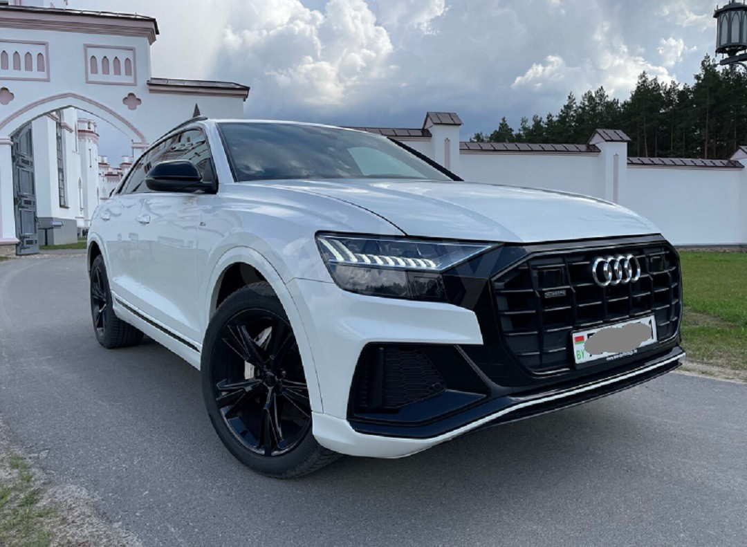 Audi Q8 на фоне Коссовского дворца