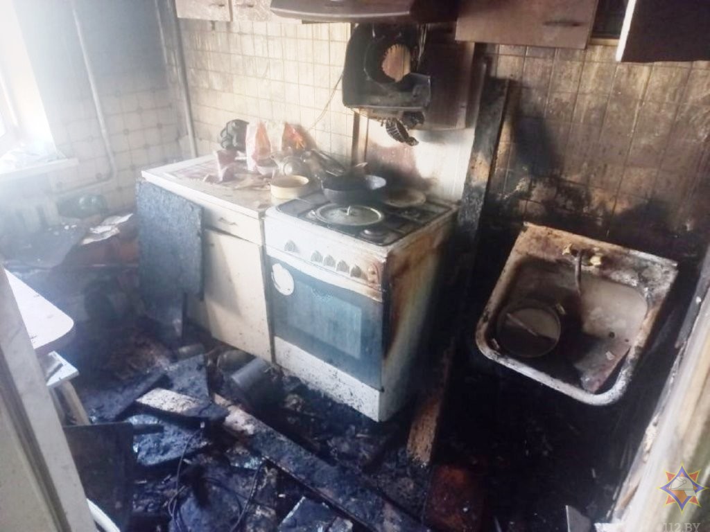 В горевшей квартире в Барановичах обнаружили двух человек без сознания