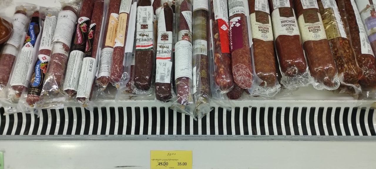 Колбасы в белорусском магазине в Грузии