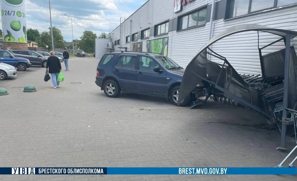 
Пьяный бесправник перепутал педали возле супермаркета в Пинске
