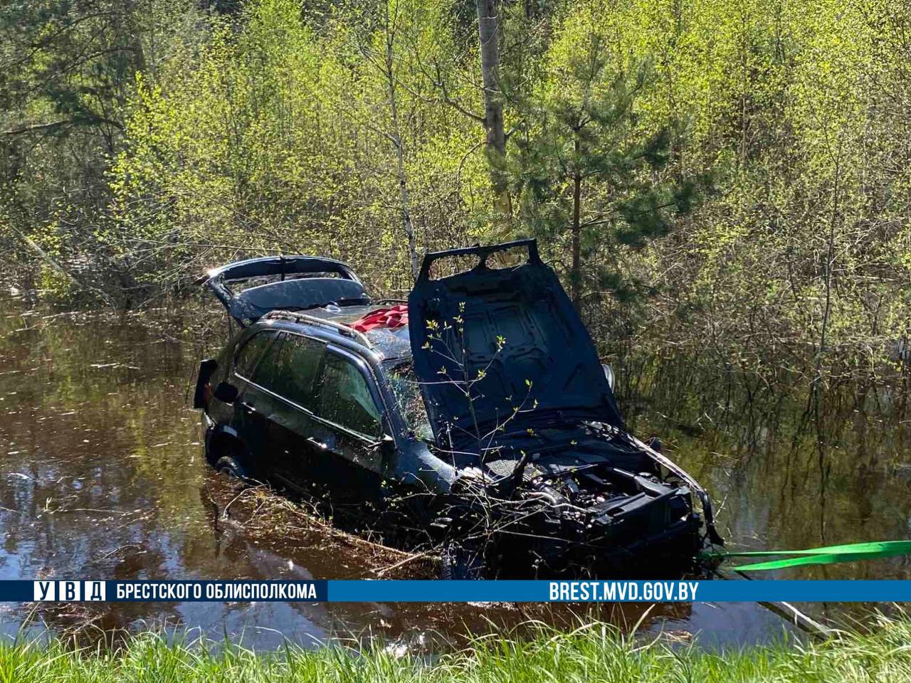 Автомобиль «BMW» съехал в воду на дороге возле Бреста