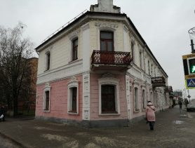 В историческом доме в Пинске с аукциона продают арестованную квартиру
