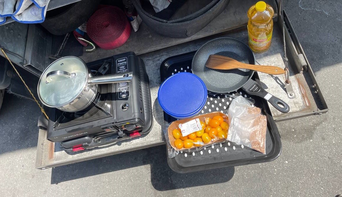 Дальнобойщики готовят себе кушать на стоянке