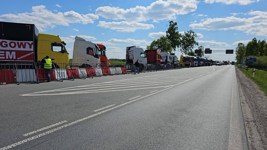 Польские дальнобойщики перекрыли подъезд к границе с Беларусью в знак протеста. 9 мая 2023