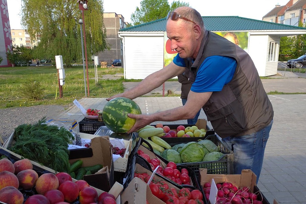На мини-рынке в Ганцевичах уже продают клубнику, выращенную в Брестской области.