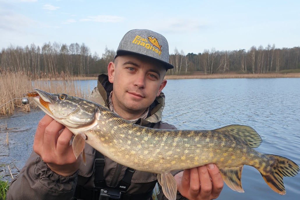 Рыбак Юрий Артиш из Гродно дубасит рыбу разными приманками и снастями.
