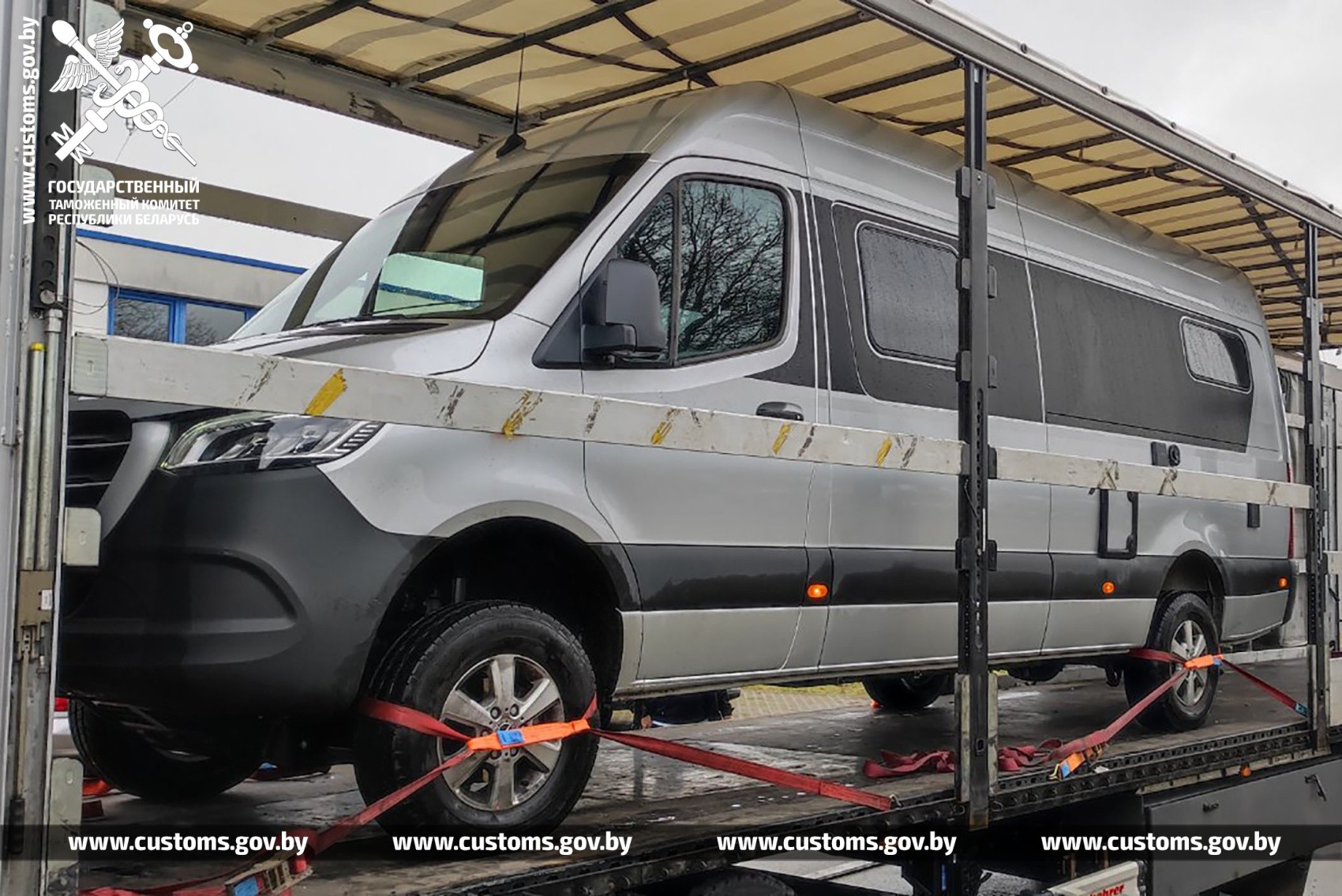 Совсем новый Mercedes везли через границу в Бресте по заниженной цене