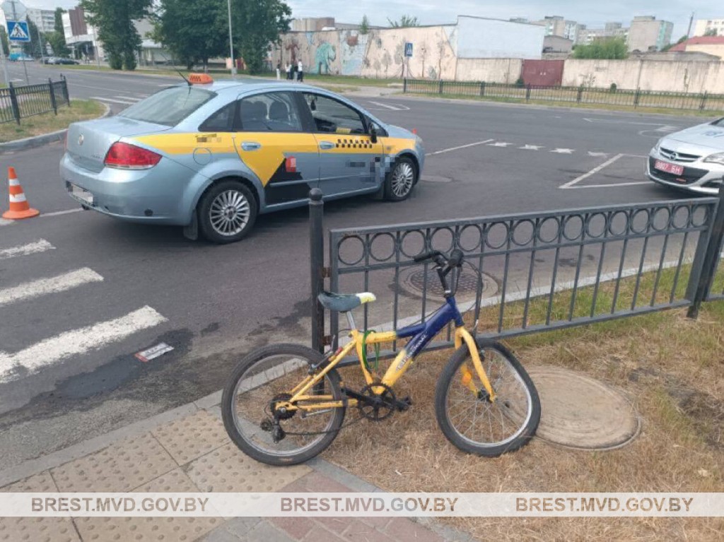 Юный велосипедист попал под колеса автомобиля-такси в Пинске. 9 июня 2023 года