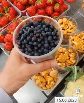 Чернику и лисички продают на Комаровке на рынке