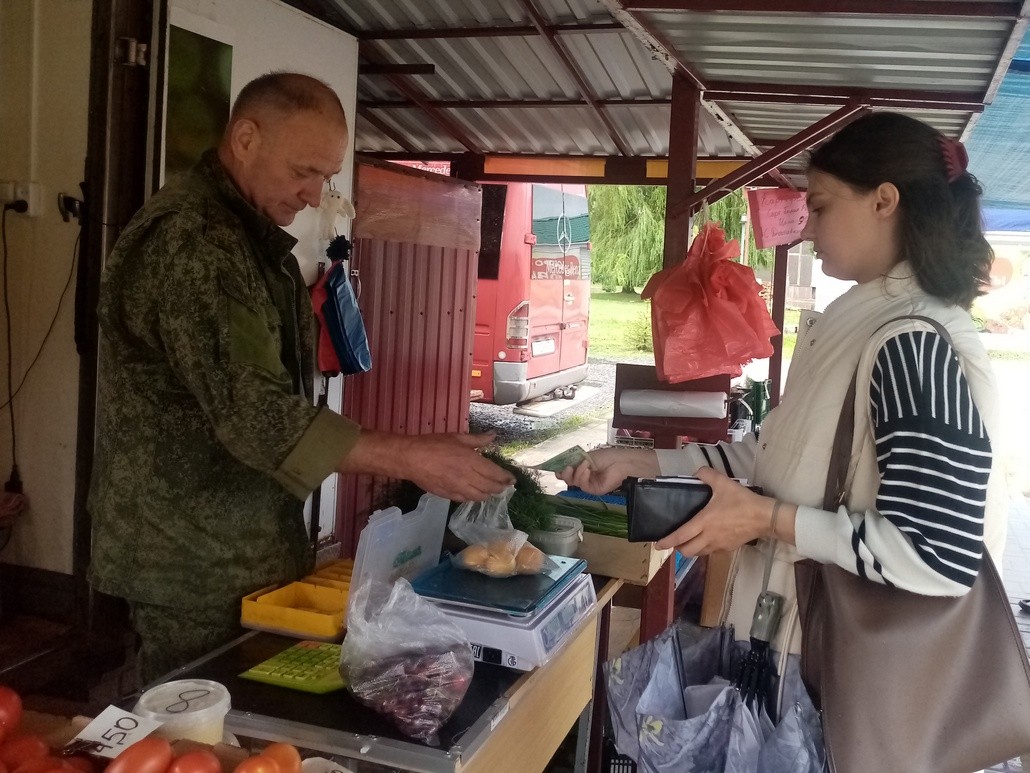 На мини-рынке в Ганцевичах можно закупиться плодо-овощной продукцией на любой вкус и кошелек.